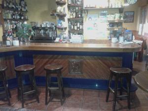 El salón o zona de bar de Hostal Les Bedules