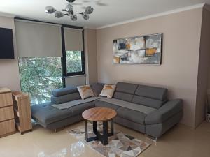 una sala de estar con un sofá y una mesa en AMARA-BOUTIQUE & DESIGN - Студио, en Ravda