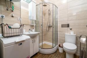 ein Badezimmer mit Dusche, Toilette und Waschbecken in der Unterkunft Dijamant Apartment in Split + 21 Fotos