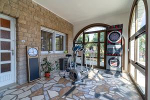 Zimmer mit einer Steinmauer und einer Uhr an der Wand in der Unterkunft Dijamant Apartment in Split