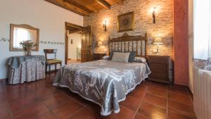 A bed or beds in a room at Los Laureles Casa Rural