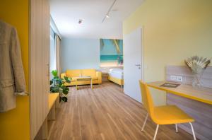 a room with a desk and a room with a bedroom at Hi5-Hotel Seiersberg in Windorf