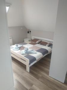 1 dormitorio con 1 cama en una habitación en Górskie Marzenie, en Przeciszów