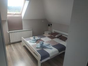 duas camas num quarto com toalhas em Górskie Marzenie em Przeciszów
