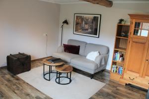sala de estar con sofá y mesa en FeWo-Auszeit 2, en Harschbach