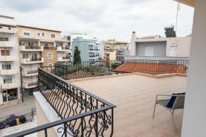 d'un balcon avec vue sur la ville. dans l'établissement City Center Hub, à Xánthi