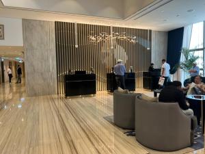 een lobby met mensen in stoelen in een gebouw bij Paramount midtown residence luxury 3 bedroom with amazing sea view and close to burj khalifa and dubai mall in Dubai