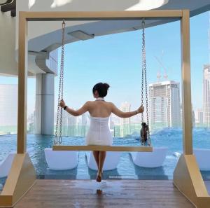 المسبح في Paramount midtown residence luxury 3 bedroom with amazing sea view and close to burj khalifa and dubai mall أو بالجوار