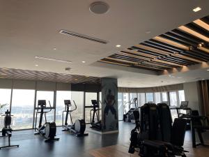 Fitness centrum a/nebo fitness zařízení v ubytování Paramount midtown residence luxury 3 bedroom with amazing sea view and close to burj khalifa and dubai mall