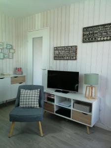 TV a/nebo společenská místnost v ubytování L'appart de Blonville à 250m de la plage