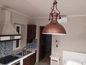 Kuchyň nebo kuchyňský kout v ubytování KRATHIS APARTMENTS