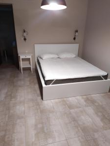 Postel nebo postele na pokoji v ubytování KRATHIS APARTMENTS