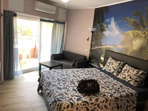 sypialnia z łóżkiem i plecakiem na nim w obiekcie Estudio Benalmádena Costa w mieście Benalmádena