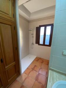 un baño con ducha y WC en Villa Las Viñas, en Ronda