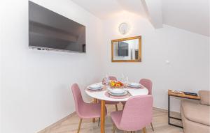 TV a/nebo společenská místnost v ubytování Pet Friendly Apartment In Pirovac + 7 fotografií