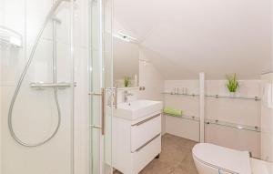 Koupelna v ubytování Pet Friendly Apartment In Pirovac