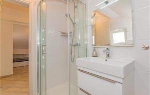 Koupelna v ubytování Pet Friendly Apartment In Pirovac