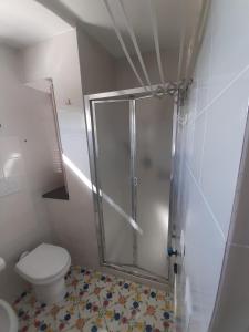 une salle de bain avec douche et toilettes dans l'établissement Villa Angela, à Ischia 18 autres photos