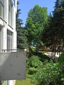 vistas a un patio situado junto a un edificio en AMARA-BOUTIQUE & DESIGN - Студио en Ravda