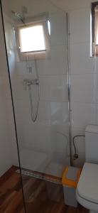 チスナにあるMagiczne Bieszczady - Krzywe 24のシャワー、トイレ、窓付きのバスルーム +37枚の写真