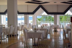 En restaurant eller et andet spisested på Roseira Beach Resort
