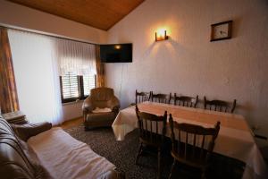 salon ze stołem i krzesłem w obiekcie Apartment Drpic I w mieście Šilo