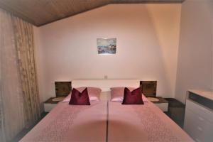 Łóżko lub łóżka w pokoju w obiekcie Apartment Drpic I