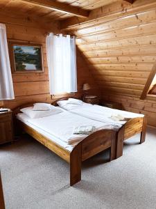 Llit o llits en una habitació de Chata Sosnówka Residence
