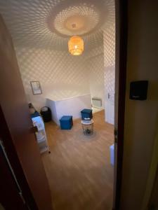 ein Wohnzimmer mit einem weißen Sofa und einer Decke in der Unterkunft Duplex Cosy proche Paris(5mn)sans commission en + in Alfortville