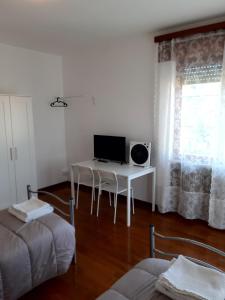 TV a/nebo společenská místnost v ubytování EasyRoom Piovene Rocchette