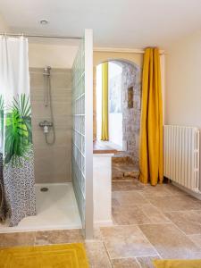een badkamer met een douche en een douchegordijn bij La Maison Magique in Saint-Chamassy