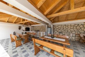 Televízia a/alebo spoločenská miestnosť v ubytovaní Villa Mičić