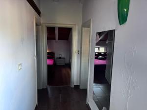 pasillo con espejo y habitación con cama en Emonia apartman, en Novigrad Istria 2 fotos más