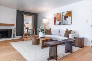 - un salon avec un canapé et une table dans l'établissement @ Marbella Lane - Modern and Luxurious Design Home, à Fullerton