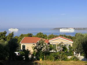 uma casa com vista para a água e dois navios em Seapine Studios em Lassi