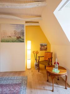 een woonkamer met een tafel en een stoel bij La Maison Magique in Saint-Chamassy +25 foto's