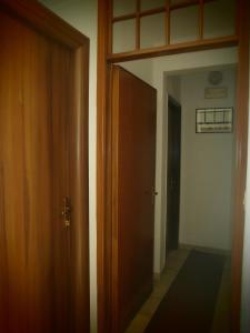 タオルミーナにあるオテル ペンショーネ クンダリの廊下付きの部屋の木製のドア
