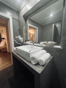 Koupelna v ubytování Rozos Hotel + 34 fotografií