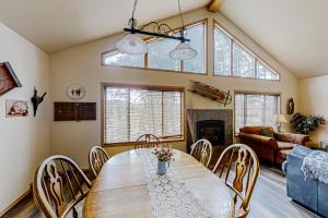 Χώρος καθιστικού στο Hemlock Cabin