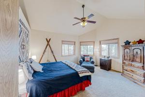 Ένα ή περισσότερα κρεβάτια σε δωμάτιο στο Hemlock Cabin