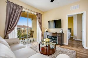 een woonkamer met een bank en een tv bij 4814 Cayview Avenue #401 in Orlando