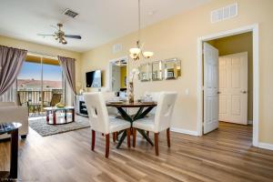 een eetkamer en een woonkamer met een tafel en stoelen bij 4814 Cayview Avenue #401 in Orlando