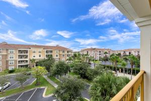 een balkon met uitzicht op een appartementencomplex bij 4814 Cayview Avenue #401 in Orlando