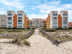 szereg budynków apartamentowych na plaży w obiekcie Appartement vue mer le barcares w mieście Le Barcarès