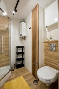 a bathroom with a toilet and a shower at Apartament Jastrzębie in Jastrzębie Zdrój