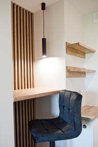 biurko i niebieskie krzesło w pokoju w obiekcie Apartament Jastrzębie w Jastrzębiu Zdroju