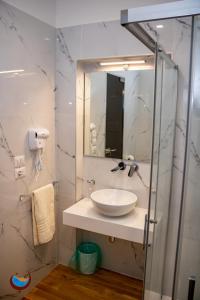 łazienka z umywalką i lustrem w obiekcie Beauty House Via Veneto w mieście Reggio di Calabria