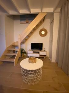 Telewizja i/lub zestaw kina domowego w obiekcie Superbe appartement climatisé entre mer et montagne
