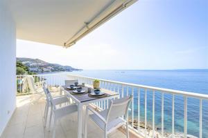 balcón con mesa, sillas y vistas al océano en Exclusive Frontline Promocanyell Roses - Immo Barneda, en Roses