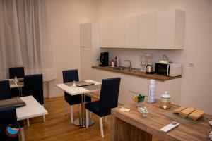 uma cozinha e sala de jantar com mesa e cadeiras em Beauty House Via Veneto em Reggio di Calabria